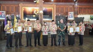 Hesti Nugroho Sabet penghargaan Lencana Darma Bakti dari Kwarnas Pramuka