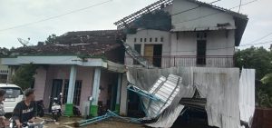 Angin Puting Beliung Mengamuk di Desa Banjaragung, Wedelan Bangsri Jepara