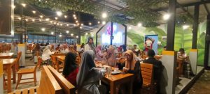 Kebersamaan Keluarga Siti Khumaiyah di Gacoan Jepara