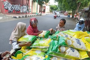 Jajaran Polres Jepara Salurkan Beras SPHP Bulog, Warga Antusias Sambut Beras Murah