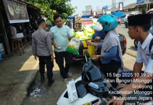 Jajaran Polres Jepara Salurkan Beras SPHP Bulog, Warga Antusias Sambut Beras Murah