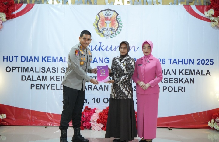 Kapolres dan Ketua Bhayangkari Cabang Jepara Rayakan HUT Dian Kemala Ke-26