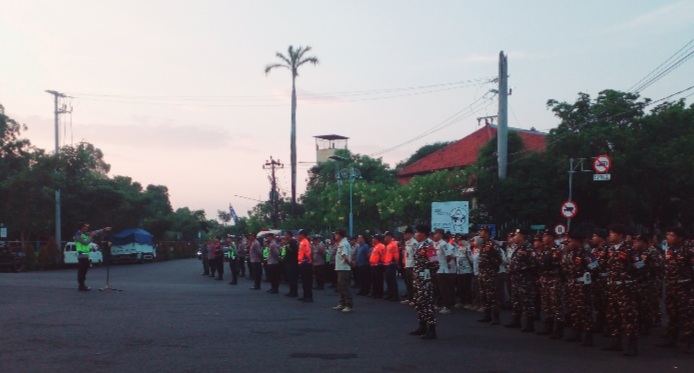Gabungan Personel Keamanan Sinergi, Amankan Jalan Sehat Hari Santri di Alun-Alun Jepara