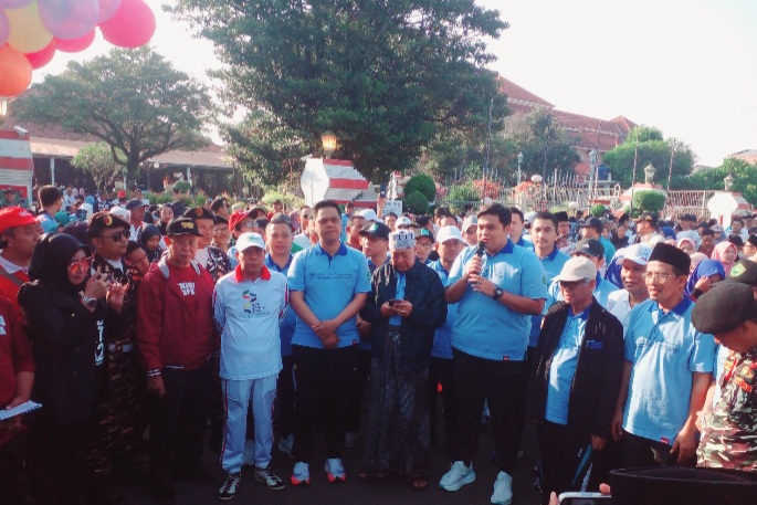 Meriah! Ribuan Warga Jepara Ikuti Jalan Sehat HSN, HUT IDI ke-75, dan HAB Kemenag ke-80 di Alun-Alun 1