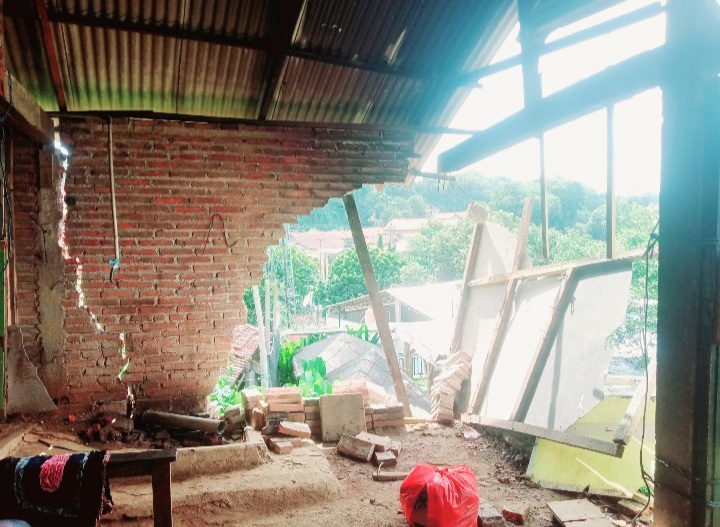 Hujan Deras Disertai Angin Kencang Picu Longsor, Rumah Warga Pengkol Jepara Rusak Parah