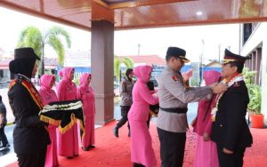 Kapolres Jepara Kayuh Becak Lepas Anggota yang Purna Tugas