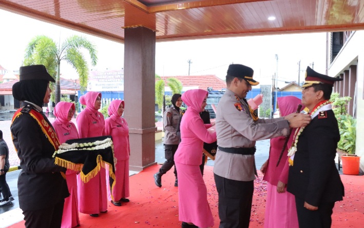 Kapolres Jepara Kayuh Becak Lepas Anggota yang Purna Tugas