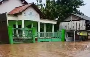 Banjir Setinggi Lutut Rendam Jalan Raya Mantingan Jepara, Arus Lalu Lintas Tersendat