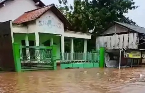 Banjir Setinggi Lutut Rendam Jalan Raya Mantingan Jepara, Arus Lalu Lintas Tersendat