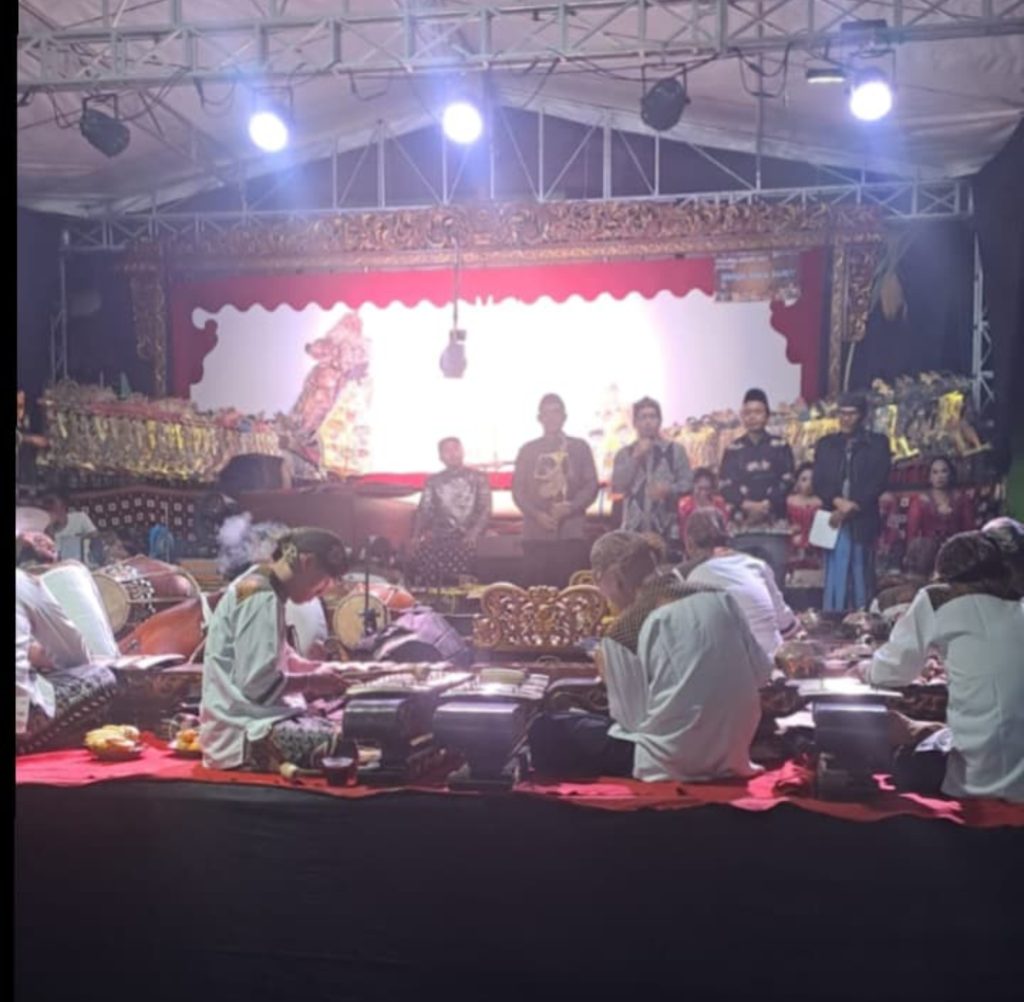 Pemdes Sekuro Gelar Sedekah Bumi dan HUT ke-387, Nanggap Wayang Kulit Lakon “Wahyu Ponco Sejati”
