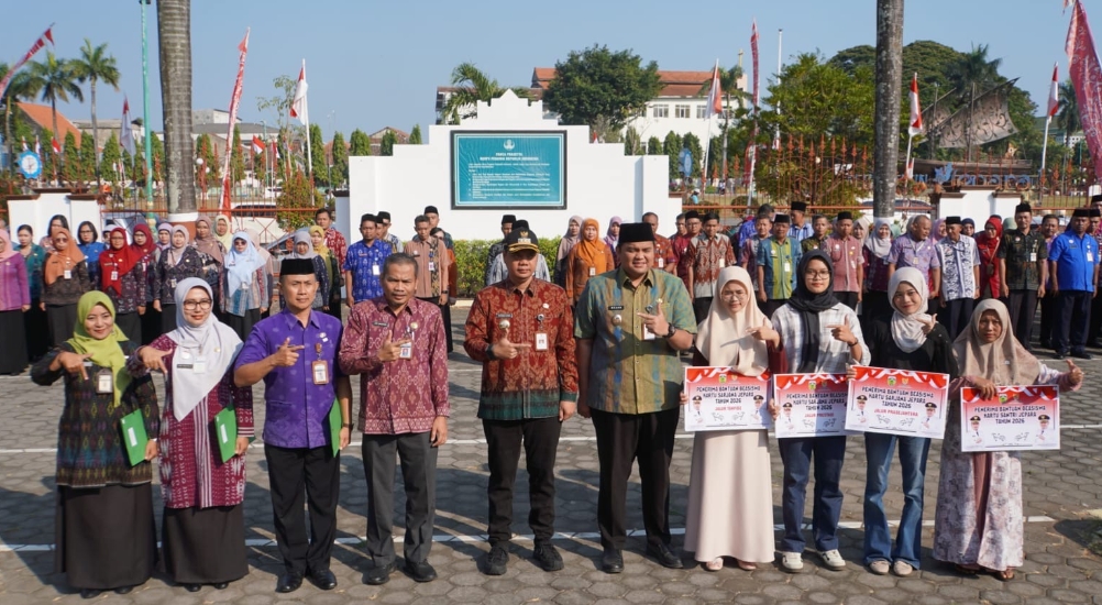Mas Wiwit Serahkan Kartu Sarjana Jepara kepada 830 Mahasiswa di Kabupaten Jepara