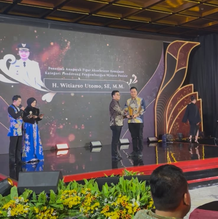 Bupati Jepara Witiarso Terima Penghargaan Pendorong Pengembangan Wisata Pesisir pada detikJateng-Jogja Awards 2026